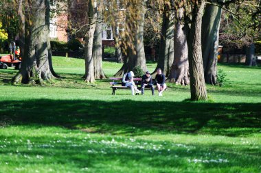 Luton, İngiltere - 16 Nisan 2023. İngiltere, Luton 'daki Wardown Müzesi Halk Parkı. Soğuk ve güneşli bir gün