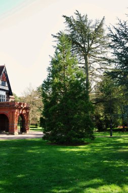 Luton, İngiltere - 16 Nisan 2023. İngiltere, Luton 'daki Wardown Müzesi Halk Parkı. Soğuk ve güneşli bir gün