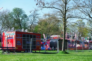 Luton, İngiltere - 16 Nisan 2023. İngiltere, Luton 'daki Wardown Müzesi Halk Parkı. Soğuk ve güneşli bir gün