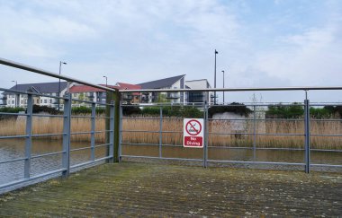 Bedford, İngiltere, Birleşik Krallık - 22 Nisan 2023: Bedford Gölü yakınlarındaki Modern Konut Bölgesi