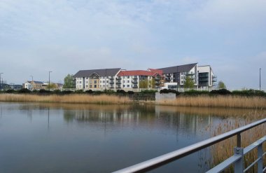 Bedford, İngiltere, Birleşik Krallık - 22 Nisan 2023: Bedford Gölü yakınlarındaki Modern Konut Bölgesi