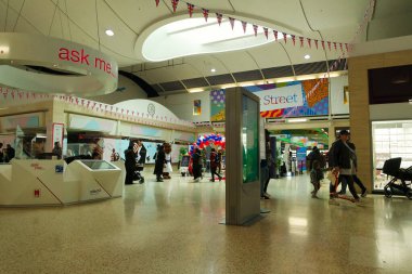 Luton, İngiltere, Birleşik Krallık - 28 Nisan 2023: Luton 'da Alışveriş Merkezi 