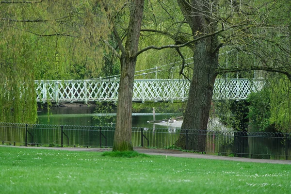 イギリス イングランド ルトンのウォーダウンパーク 2023年4月25日 春のウォーダウンパーク — ストック写真