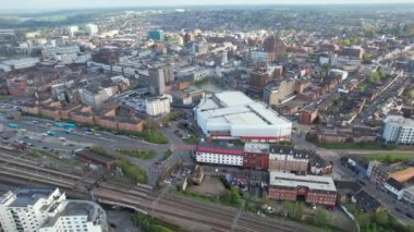 Luton City, İngiltere, İngiltere - 13 Haziran 2022: Günbatımı sırasında Luton City 'nin hava manzarası 