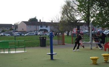 Luton, İngiltere, Birleşik Krallık - 27 Nisan 2023: Wardown Park 'taki insanlar