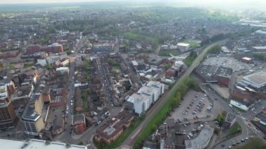 Luton City, İngiltere, İngiltere - 13 Haziran 2022: Günbatımı sırasında Luton City 'nin hava manzarası 