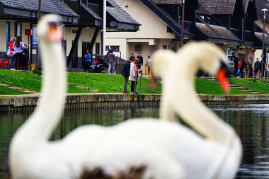 Milton Keynes, İngiltere - 9 Nisan 2023: Willen Gölü 'ndeki insanlar. Willen Lake, Milton Keynes, Buckinghamshire 'da bulunan bir ziyaretçi merkezi.