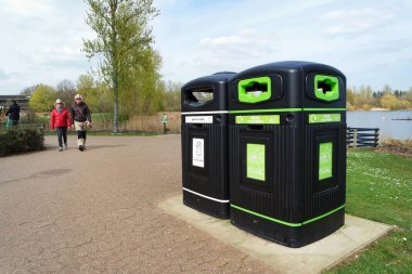 Milton Keynes, İngiltere - 9 Nisan 2023: Willen Gölü 'ndeki insanlar. Willen Lake, Milton Keynes, Buckinghamshire 'da bulunan bir ziyaretçi merkezi.