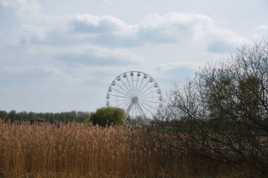 Milton Keynes, İngiltere - 9 Nisan 2023: Willen Gölü 'ndeki insanlar. Willen Lake, Milton Keynes, Buckinghamshire 'da bulunan bir ziyaretçi merkezi.