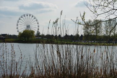 Milton Keynes, İngiltere - 9 Nisan 2023: Willen Gölü 'ndeki insanlar. Willen Lake, Milton Keynes, Buckinghamshire 'da bulunan bir ziyaretçi merkezi.