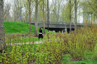 Milton Keynes, İngiltere - 9 Nisan 2023: Willen Gölü 'ndeki insanlar. Willen Lake, Milton Keynes, Buckinghamshire 'da bulunan bir ziyaretçi merkezi.