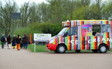 Milton Keynes, İngiltere - 9 Nisan 2023: Willen Gölü 'ndeki insanlar. Willen Lake, Milton Keynes, Buckinghamshire 'da bulunan bir ziyaretçi merkezi.