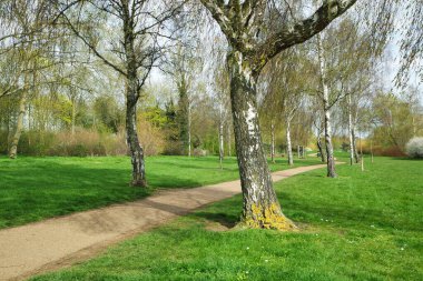 Milton Keynes, İngiltere - 9 Nisan 2023: Willen Gölü 'ndeki insanlar. Willen Lake, Milton Keynes, Buckinghamshire 'da bulunan bir ziyaretçi merkezi.