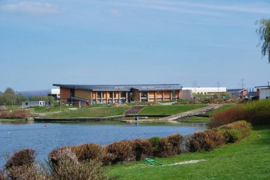 Milton Keynes, İngiltere - 9 Nisan 2023: Willen Gölü 'ndeki insanlar. Willen Lake, Milton Keynes, Buckinghamshire 'da bulunan bir ziyaretçi merkezi.