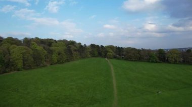 İngiltere, İngiltere - 29 Nisan 2023: Günbatımında Kamu Parkı