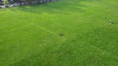 İngiltere, İngiltere - 29 Nisan 2023: Günbatımında Kamu Parkı