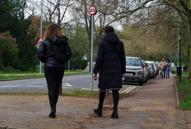 Bedford, İngiltere - 22 Nisan 2023: Bedford Park 'taki insanlar