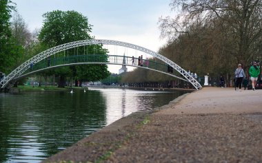Bedford, İngiltere - 22 Nisan 2023: Bedford Park 'taki insanlar