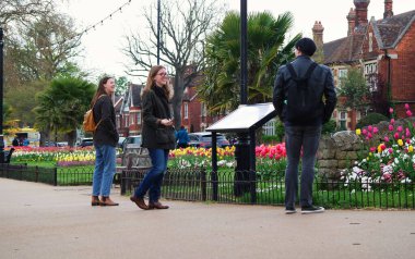 Bedford, İngiltere - 22 Nisan 2023: Bedford Park 'taki insanlar