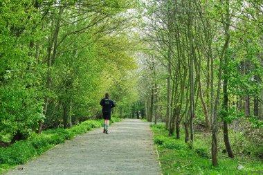 Bedford, İngiltere - 22 Nisan 2023: Bedford Park 'taki insanlar