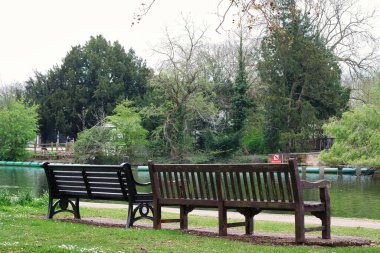 Bedford, İngiltere - 22 Nisan 2023: Bedford Park 'taki insanlar