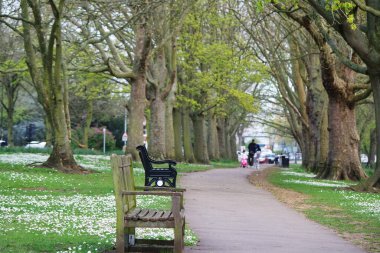 Bedford, İngiltere - 22 Nisan 2023: Bedford Park 'taki insanlar