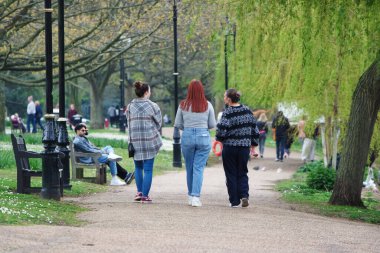 Bedford, İngiltere - 22 Nisan 2023: Bedford Park 'taki insanlar