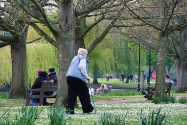 Bedford, İngiltere - 22 Nisan 2023: Bedford Park 'taki insanlar