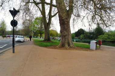 Bedford, İngiltere - 22 Nisan 2023: Bedford Park 'taki insanlar