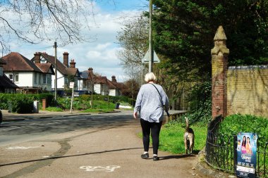Luton, Bedfordshire, İngiltere - 25 Nisan 2023: Halk parkındaki insanlar