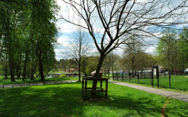 Luton, Bedfordshire, İngiltere - 25 Nisan 2023: Halk parkındaki insanlar