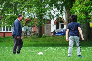 Luton, Bedfordshire, İngiltere - 25 Nisan 2023: Halk parkındaki insanlar