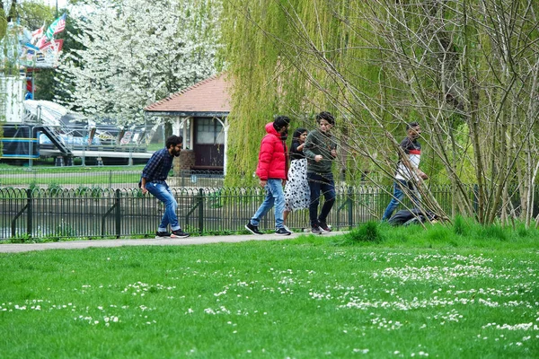 Лютон Бедфордшир Англия Великобритания Апреля 2023 Года Люди Общественном Парке — стоковое фото