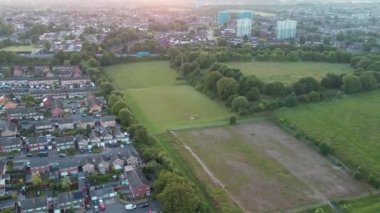 İngiltere, Büyük Britanya - 13 Haziran 2022: Bulutlar ve Gün Doğumu