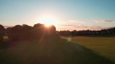 İngiltere, Büyük Britanya - 13 Haziran 2022: Bulutlar ve Gün Doğumu