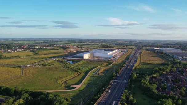 英国卢顿市 2022年6月13日 卢顿市的空中景观和晨曦中的道路 — 图库视频影像