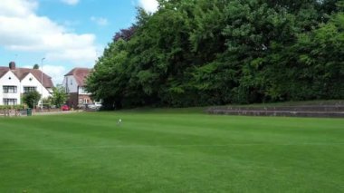 Luton City, İngiltere - 1 Mayıs 2023: Güneşli bir günde Luton City 'deki Wardown Park' ın Hava Görüntüsü 