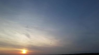 Günbatımının güzel manzarası gökyüzü, video