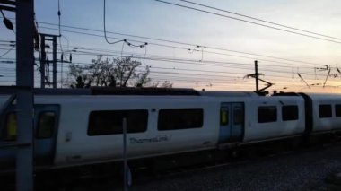 İngiltere, İngiltere, LUTON ŞEHRİ - 2 Mayıs 2023: Günbatımında Raylarda Tren 