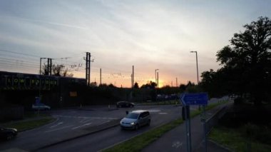 İngiltere, İngiltere, LUTON ŞEHRİ - 2 Mayıs 2023: Günbatımında Raylarda Tren 