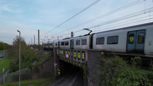 Reino Unido Glândia Luton City Maio 2023 Comboio Trilhas Durante — Vídeo de Stock