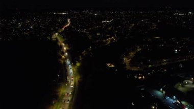 Luton, İngiltere, Birleşik Krallık - 3 Şubat 2023: Aydınlanmış Şehir ve Gece Trafiği videosu