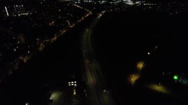 Luton, İngiltere, Birleşik Krallık - 3 Şubat 2023: Aydınlanmış Şehir ve Gece Trafiği videosu