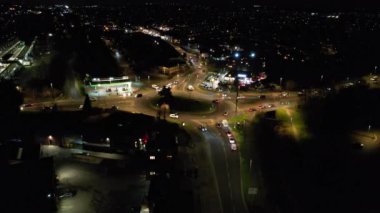 Luton, İngiltere, Birleşik Krallık - 3 Şubat 2023: Aydınlanmış Şehir ve Gece Trafiği videosu