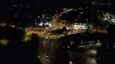 Luton, İngiltere, Birleşik Krallık - 3 Şubat 2023: Aydınlanmış Şehir ve Gece Trafiği videosu