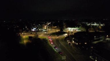 Luton, İngiltere, Birleşik Krallık - 3 Şubat 2023: Aydınlanmış Şehir ve Gece Trafiği videosu
