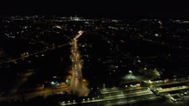 Luton, İngiltere, Birleşik Krallık - 3 Şubat 2023: Aydınlanmış Şehir ve Gece Trafiği videosu