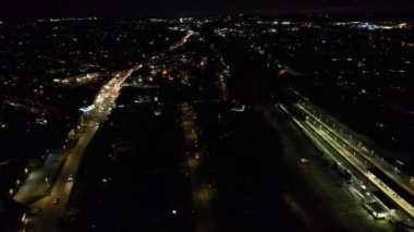 Luton, İngiltere, Birleşik Krallık - 3 Şubat 2023: Aydınlanmış Şehir ve Gece Trafiği videosu