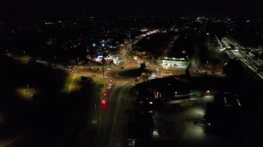 Luton, İngiltere, Birleşik Krallık - 3 Şubat 2023: Aydınlanmış Şehir ve Gece Trafiği videosu
