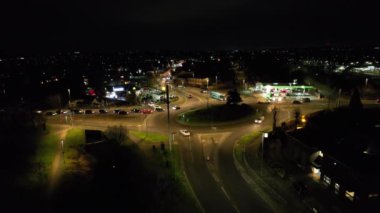 Luton, İngiltere, Birleşik Krallık - 3 Şubat 2023: Aydınlanmış Şehir ve Gece Trafiği videosu